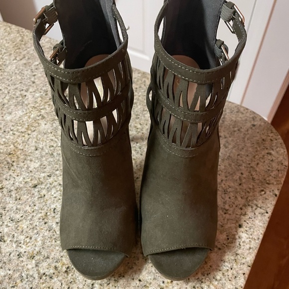 Gorgeous Olive Green Heels - Picture 4 of 7